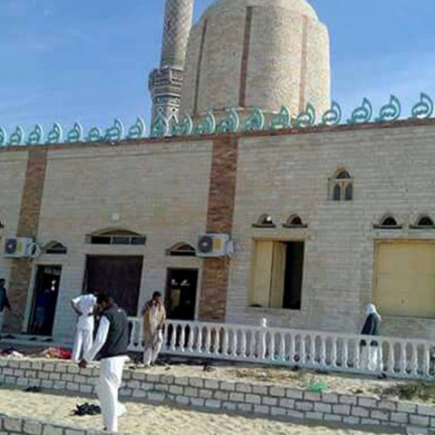 Έκρηξη μέσα σε τζαμί στη Χερσόνησο του Σινά – Δεκάδες νεκροί (εικόνες)