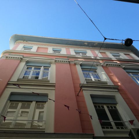 Πρώην ξενοδοχείο Park, έργο του Τσίλλερ, στην οδό Βασιλικής 1, στην πλατεία Αγίας Ειρήνης.