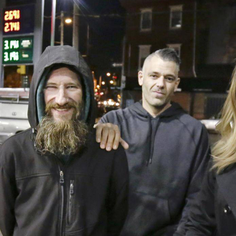 - Άστεγος έδωσε τα τελευταία του 20 δολάρια σε μια κοπέλα που ξέμεινε από βενζίνη 