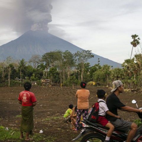 «Βρυχάται» το ηφαίστειο Αγκούνγκ στο Μπαλί 