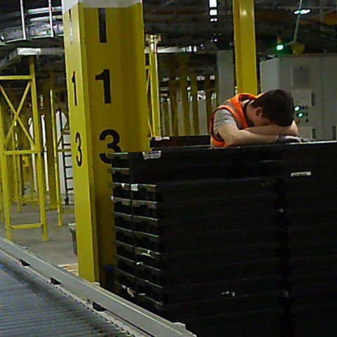 Στην Amazon οι εργαζόμενοι… κοιμούνται όρθιοι 