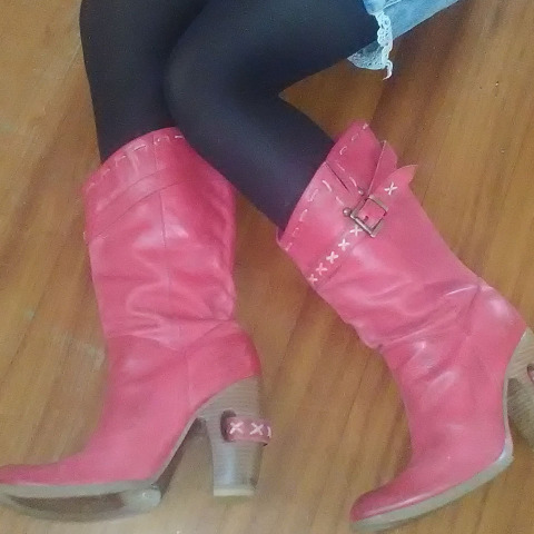 Οι κόκκινες καουμπόικες μπότες μου σκίζουν!