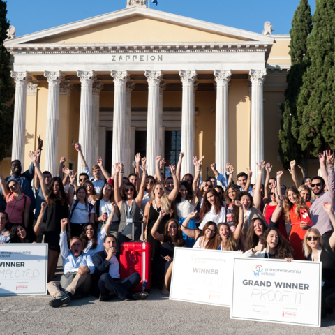 Οι συμμετέχοντες της Σχολής Επιχειρηματικότητας της Αθήνας έξω από το Ζάππειο Μέγαρο, όπου πραγματοποιήθηκε ο μεγάλος τελικός.
