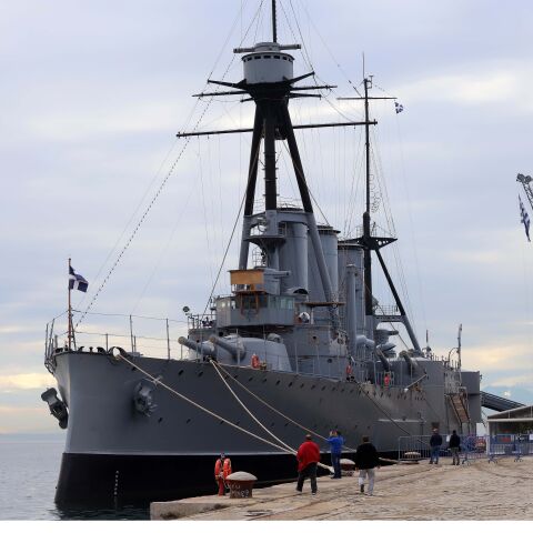 Κόλλησε στη θαλασσοταραχή το θωρηκτό Αβέρωφ, μένει στη Θεσσαλονίκη 