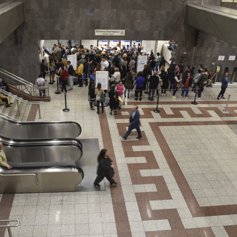 Ανοιχτό το μετρό Συντάγματος, στο ΚΑΤ ο άνδρας που έπεσε στις ράγες