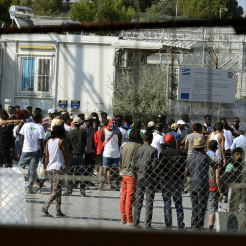 Μετανάστες και πρόσφυγες από τη Λέσβο μεταφέρονται σε Πειραιά και Κρήτη 