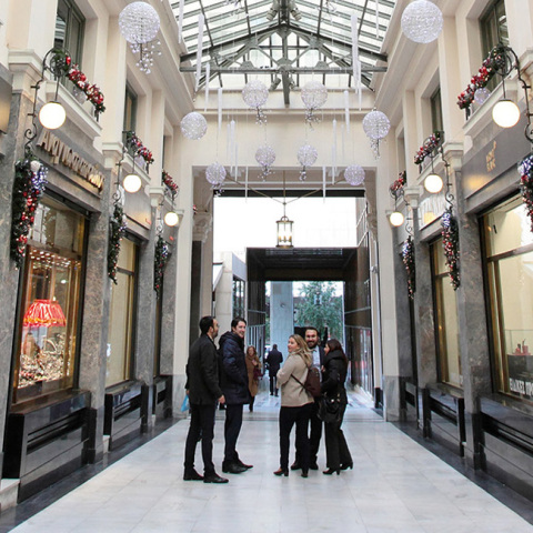 Χριστουγεννιάτικα ψώνια στη Στοά Νικολούδη