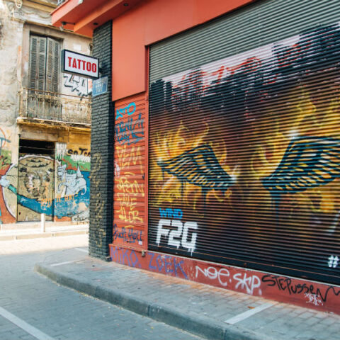 WINGS ON FIRE: Το νέο graffiti στου Ψυρρή που «καίει»!