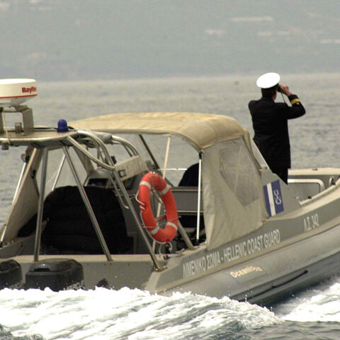 Περιπέτεια με αίσιο τέλος στο Αιγαίο για 12 ναυτικούς 