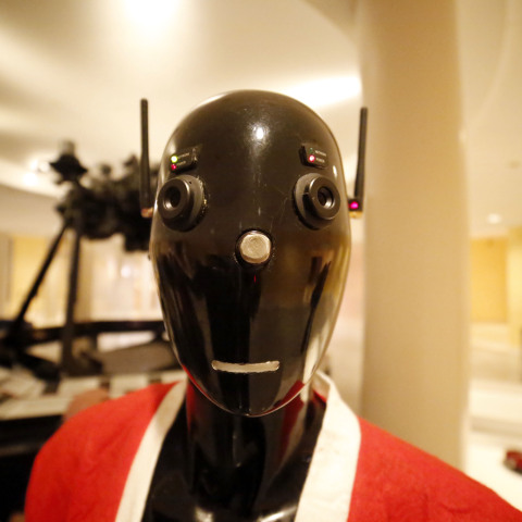 Ένα ρομπότ σε ρόλο dj σε club της Πράγας 