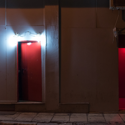 Εργασία στο σεξ: Να διώκεται ο πορνοπελάτης; 