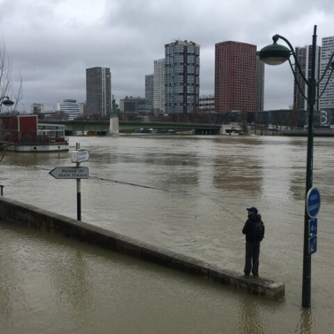 Συναγερμός στο Παρίσι, εγκαταλείπουν τα σπίτια τους καθώς ανεβαίνει η στάθμη του Σηκουάνα 