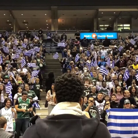 Μετά το τέλος του αγώνα των Μπακς με τους Νετς μια ολόκληρη ελληνική κερκίδα αποθεώνει τον Γιάννη Αντετοκούνμπο, 26/1