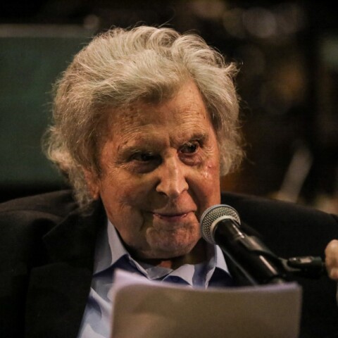 Μπογιές και συνθήματα στο σπίτι του Μίκη Θεοδωράκη 