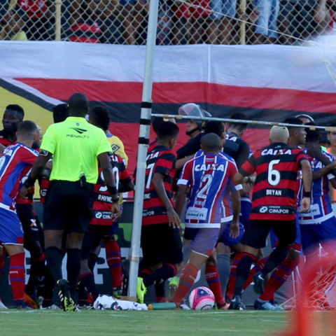 confusao-vitoria-bahia-derby-18022018_11zceh8svcsta1lsrda1oy7v7m.jpg