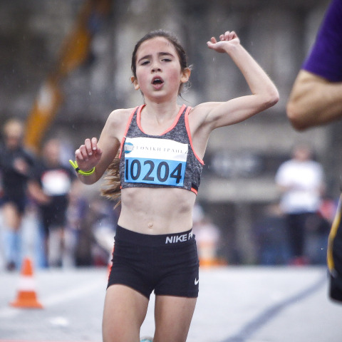 H 12χρονη Γλυκερία που κέρδισε τις εντυπώσεις στον Ημιμαραθώνιο 