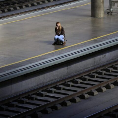 woman-train-platform-e1502185990476-1024x577.jpg