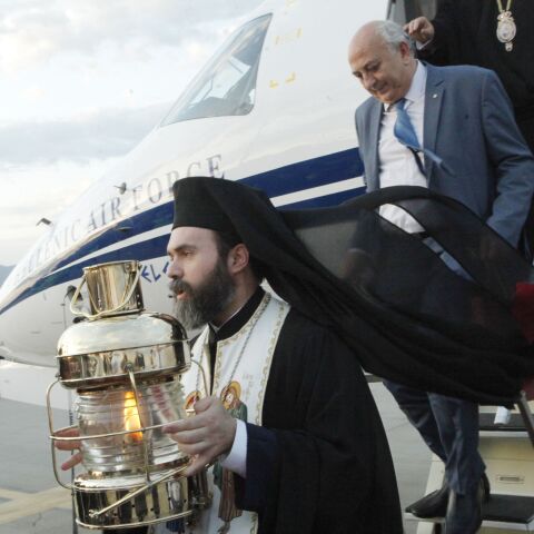 Με ειδικές πτήσεις μεταφέρεται το Άγιο Φως σε όλη την Ελλάδα 