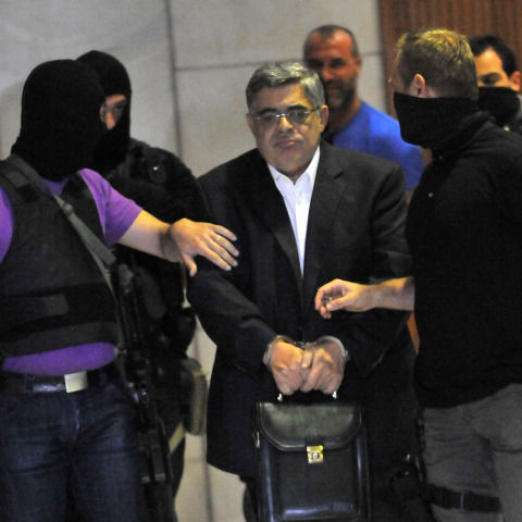 Ο Νίκος Μιχαλολιάκος οδηγείται στη φυλακή