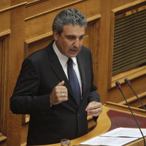 Βουλευτής της Ένωσης Κεντρώων ενθαρρύνει υβριστικό σύνθημα κατά της Βουλής, σε συλλαλητήριο Παοκτζήδων 