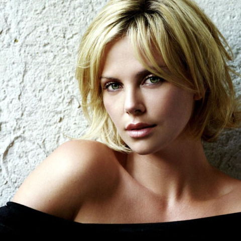 Ο ρατσισμός κάνει τη Σαρλίζ Θερόν να σκέφτεται να εγκαταλείψει τις ΗΠΑ 