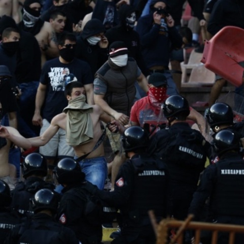 «Κάηκε» το Βελιγράδι σε επεισόδια χούλιγκανς, μάχη για τη ζωή δίνει ένας 29χρονος 