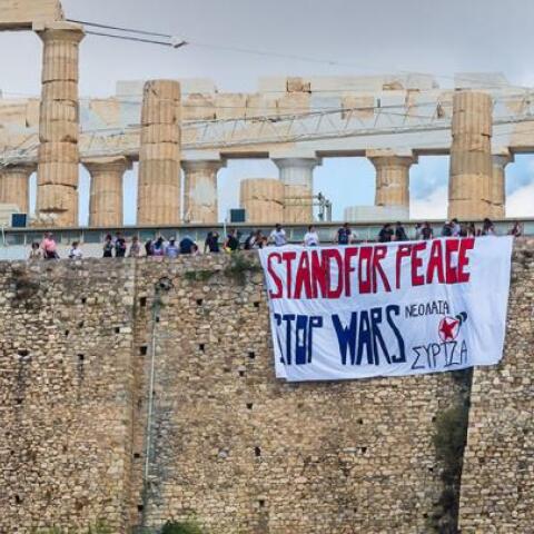 Αντιπολεμικό πανό στην Ακρόπολη από τη νεολαία ΣΥΡΙΖΑ 