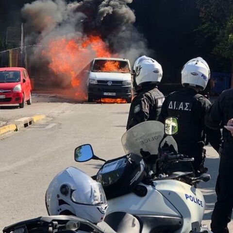 Το καμένο βαν, οι μολότοφ και οι φωτοβολίδες στο ΟΑΚΑ