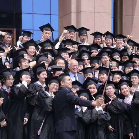 Κινέζοι φοιτητές βγάζουν φωτογραφίες με τον Γιώργο Παπανδρέου 