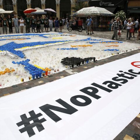 Η Ευρώπη περιορίζει τα πλαστικά 