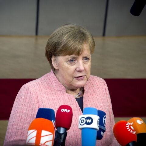 Μέρκελ: Όχι σε ελάφρυνση του ιταλικού χρέους 