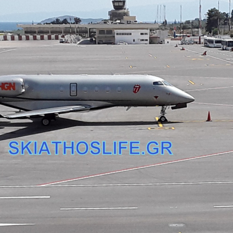to_lear_jet_ton_rolling_stones_prosgeiothike_sto_aerodromio_tis_skiathoy_-_skiathoslife_copy.jpg