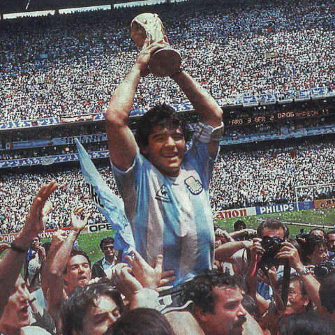 maradona_cup_azteca.jpg