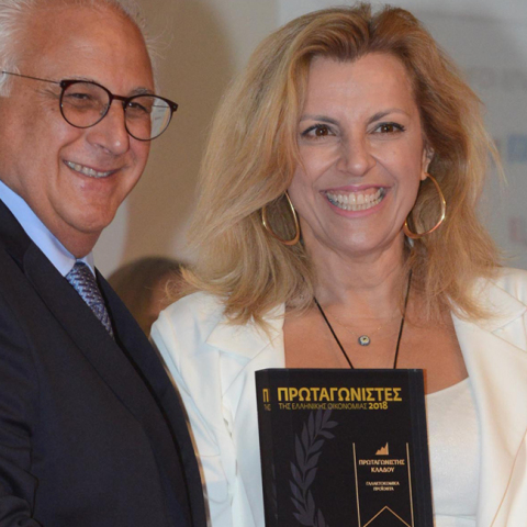 i_k._tzelina_koykoymeli_marketing_director_tis_kri_kri_paralamvanei_to_vraveio_apo_ton_k._giorgo_mahaira_proedro_toy_ielka.jpg