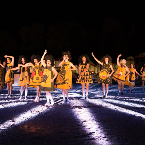 «Θεσμοφοριάζουσες» σε σκηνοθεσία Β. Θεοδωρόπουλου, Φεστιβάλ Αθηνών & Επιδαύρου (Αρχαίο Ωδείο Πατρών)