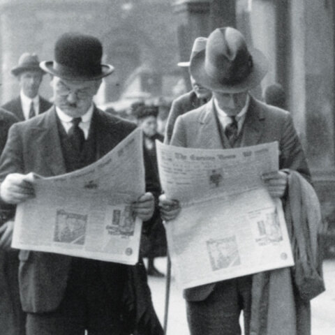 men-reading-newspapers-in-016.jpg