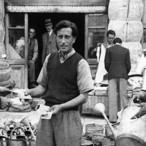 Εκτεθειμένα προϊόντα στην οδό Αθηνάς από το εργαστήριο λευκοσιδηρουργίας του Γιώργου Τερρίκογλου (μεσαίος). Περίοδος Κατοχής