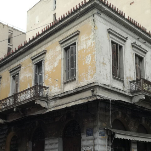 Γεράνι, γωνία Θεάτρου 2 και Σωκράτους 9