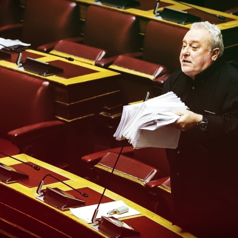 Ο Γρηγόρης Ψαριανός κρατά το «βουνό» με τις τροπολογίες  Πηγή: Αναψαν τα αίματα στη Βουλή:«Βουνό» οι τροπολογίες, οργή στα κόμματα | iefimerida.gr 