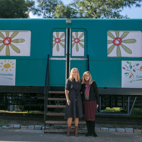 Η Marketing & Communications Manager της Sarkk, Συλβή Γερογιάννη μαζί με την Αναστασία Κατσιλιέρη, Διευθύντρια Παιδικής Προστασίας στο Χατζηκυριάκειο Ίδρυμα.