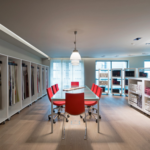 Ο όροφος δειγματισμού υφασμάτων επίπλωσης και κουρτινών