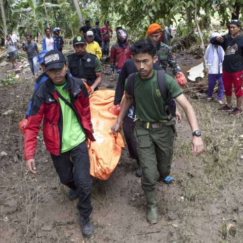 Στους 373 οι νεκροί από το τσουνάμι στην Ινδονησία 