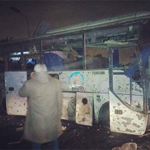 Έκρηξη σε τουριστικό λεωφορείο στη Γκίζα