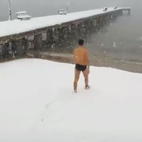 Βουτιά εν μέσω χιονόπτωσης