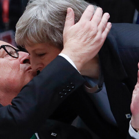 Ζαν-Κλοντ Γιούνκερ και Τερέζα Μέι