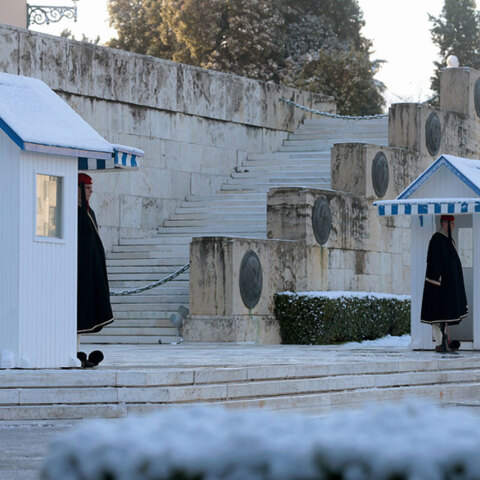 Εύζωνες στο μνημείο του στον Άγνωστου Στρατιώτη 