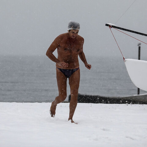 Κολυμβητής τρέχει στα χιόνια και βουτά στη θάλασσα