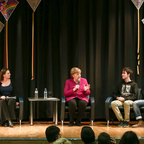 Η Μέρκελ στη Γερμανική Σχολή