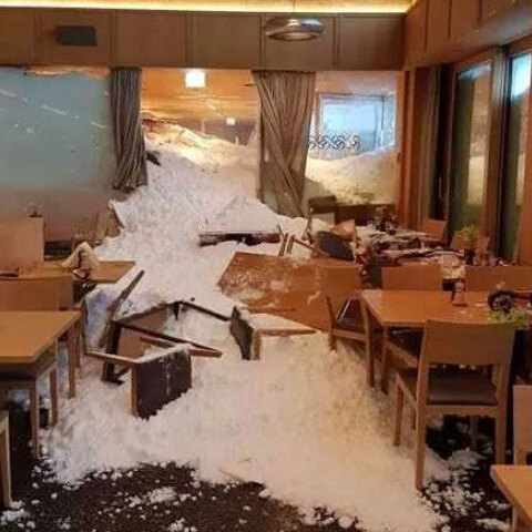 Χιονοστιβάδα «χτύπησε» ξενοδοχείο στην Ελβετία