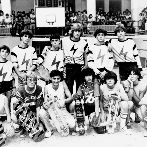 Μέσα δεκαετίας του ’70. Θεσσαλονίκη: Οι Thunder Bons στον πρώτο τους αγώνα Sk8 στη ΧΑΝΘ.